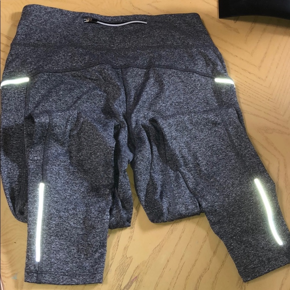 Gray leggings with reflective details